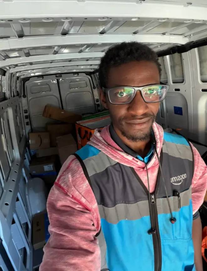 John Christian Love en livreur Amazon