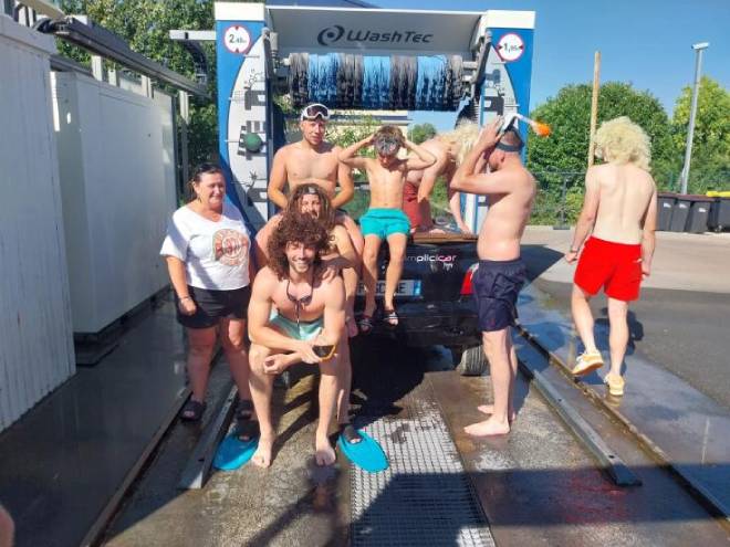 Groupe d'amis ayant install&eacute; une piscine dans leur Twingo