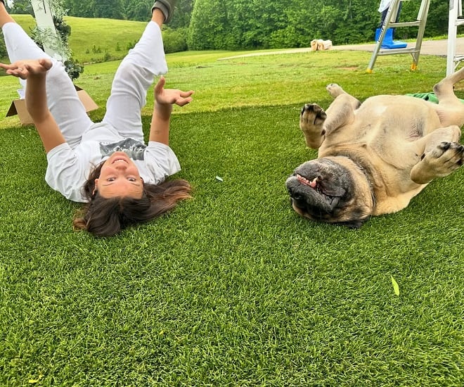 Millie Bobby Brown et son chien