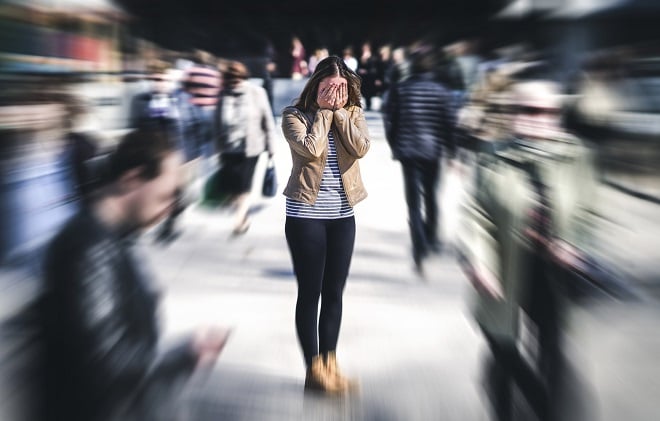 Jeune femme souffrant d'anxiété dans la rue