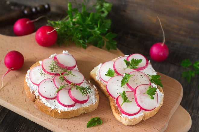 Brochettes apéritives melon, jambon, romarin - Recette Ptitchef