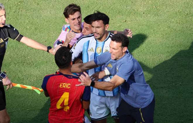 Affrontement entre des joueurs argentins et espangols pendant la finale de coupe du monde 2026