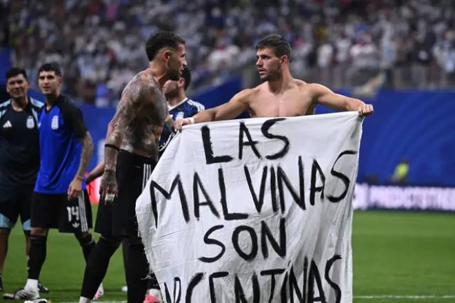 Banderole affirmant que les Malouines sont argentines d&eacute;ploy&eacute;es lors du match Argentine-Angleterre