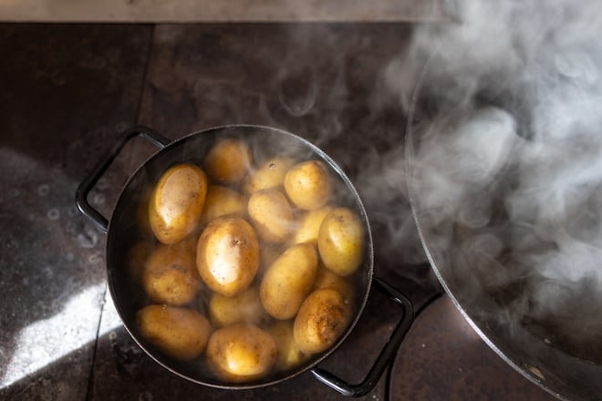 des pommes de terre cuites à l'eau