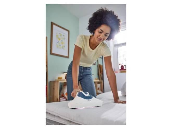 Jeune femme utilisant l'aspirateur anti-acarien de Lidl