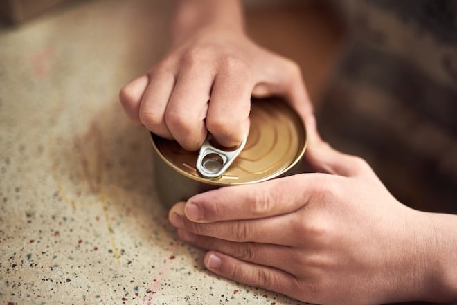 ouverture d'une bo&icirc;te de conserve 