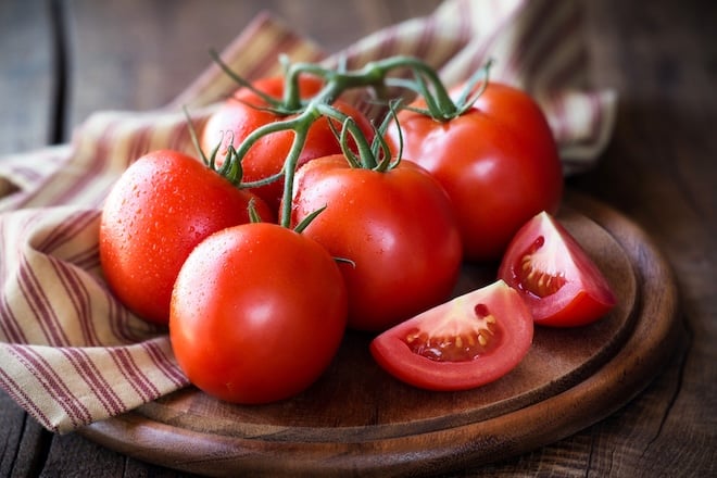 une grappe de tomates fraîches