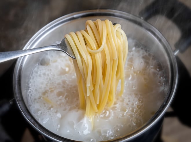 des spaghetti qui cuisent