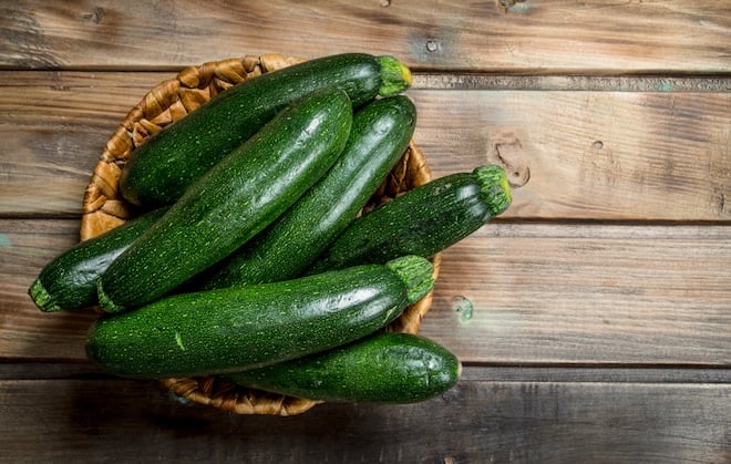 un panier de courgettes fra&icirc;ches