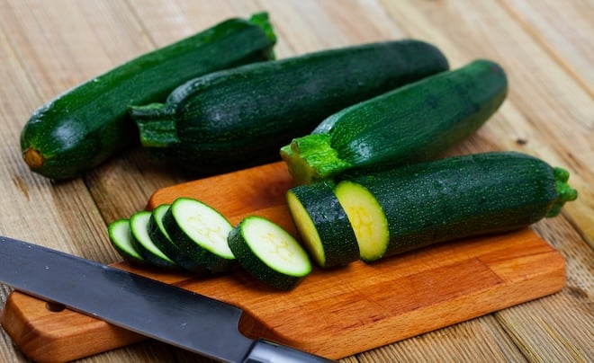 une courgette taill&eacute;e en rondelles