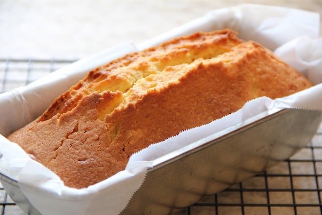 un cake joliment gonflé dans son moule