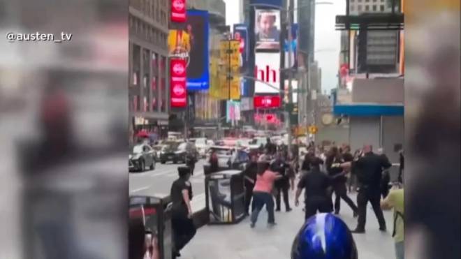 Femme avec couteaux attaquant des policiers &agrave; Times Square
