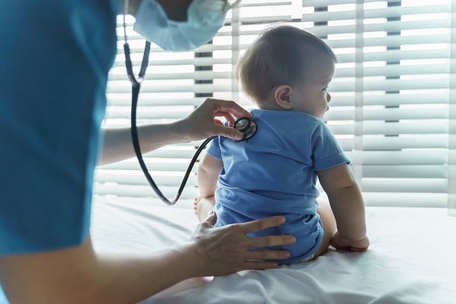 Médecin auscultant un bébé