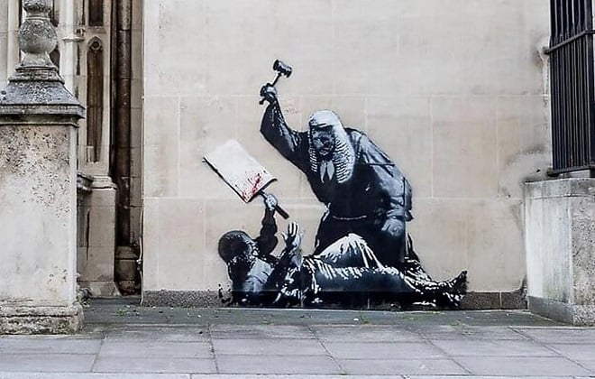 Oeuvre de Banksy sur le mur d'un tribunal londonien