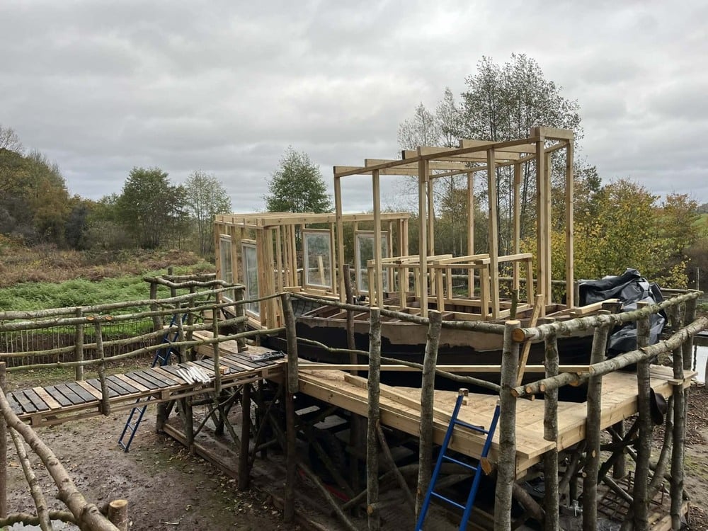 Le navire pirate The Daisy May construit par Sam Griffiss sur son terrain au bord de la Severn, &agrave; Bewdley, en Angleterre