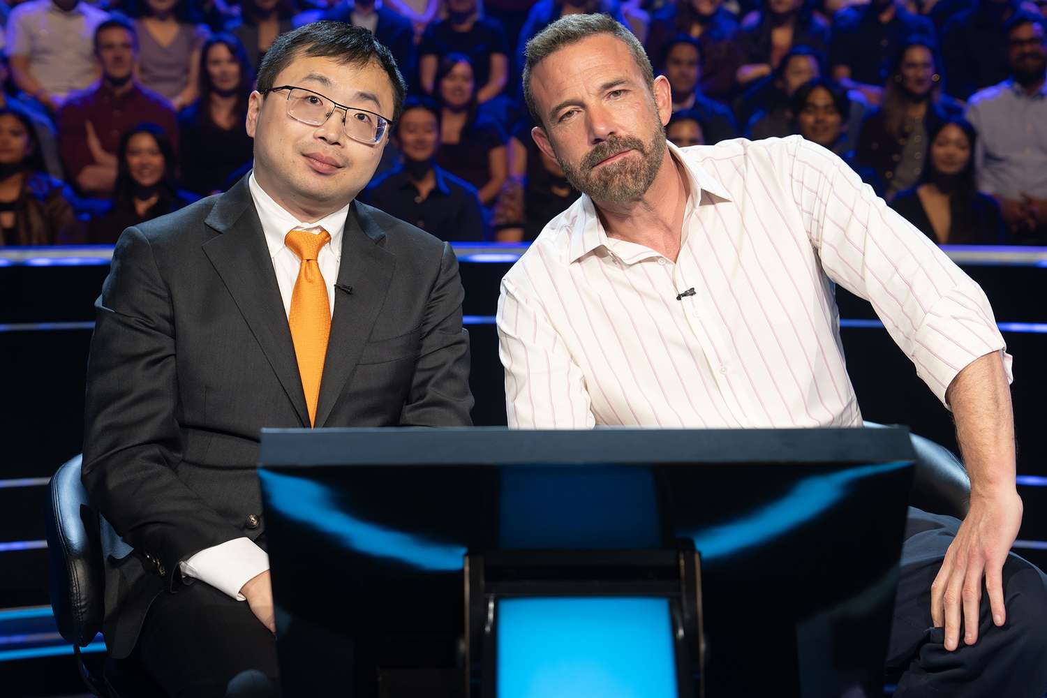 Jamie Ding et Ben Affleck dans Qui veut gagner des millions ?