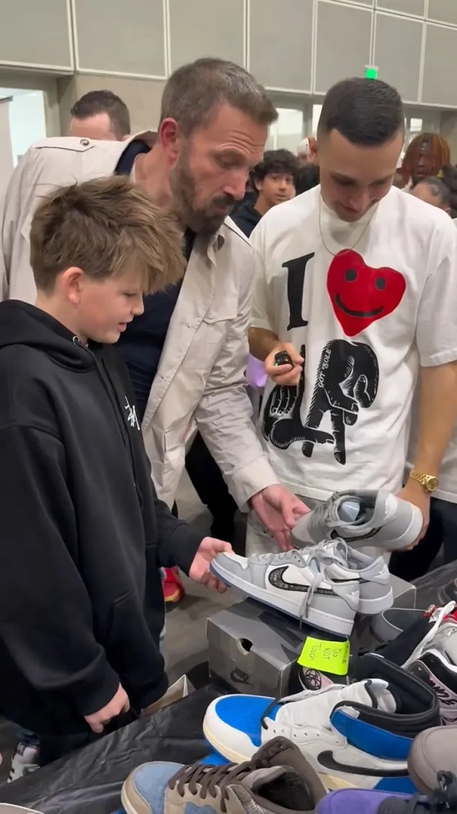 Ben Afflekc et son fils examinant des sneakers