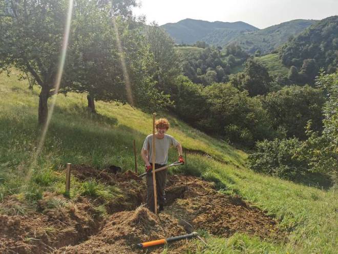 B&eacute;n&eacute;vole travaillant dans le jardin de Julien dans les Asturies