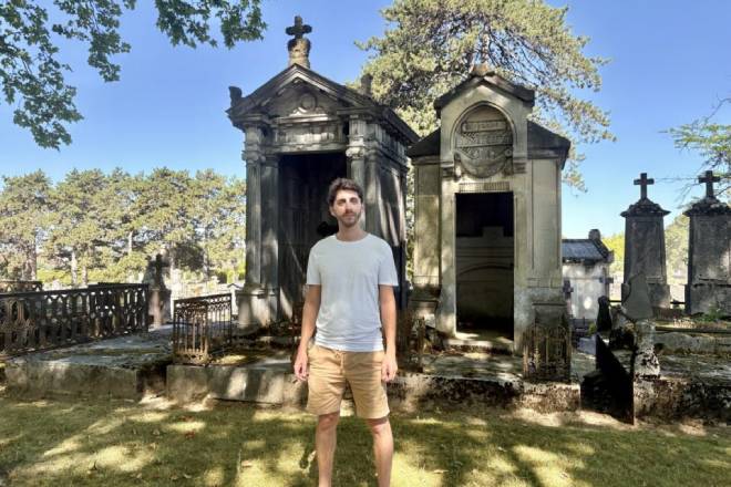 Benjamin Pertuisot, gazonnier, dans un cimeti&egrave;re