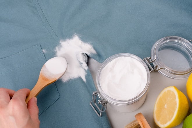 Bicarbonate posé sur une tâche de transpiration