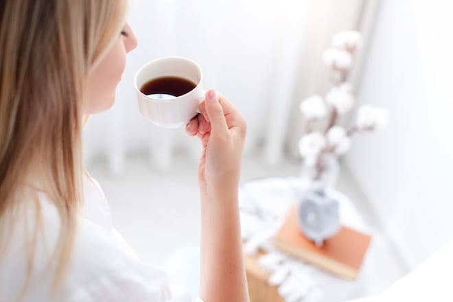 femme buvant une tasse de caf&eacute;