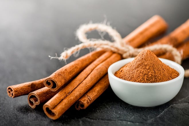 b&acirc;ton de cannelle et cannelle en poudre