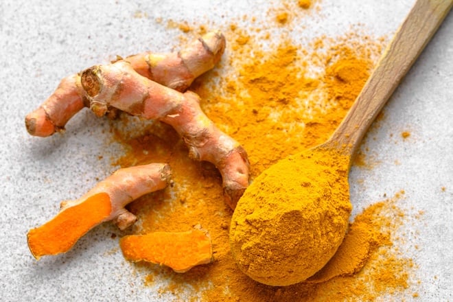 racine de curcuma et curcuma moulu