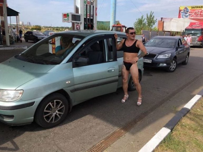 Homme en bikini dans une station-service de Russie