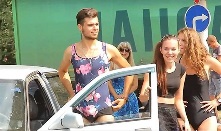 Homme en bikini dans une station-service de Russie
