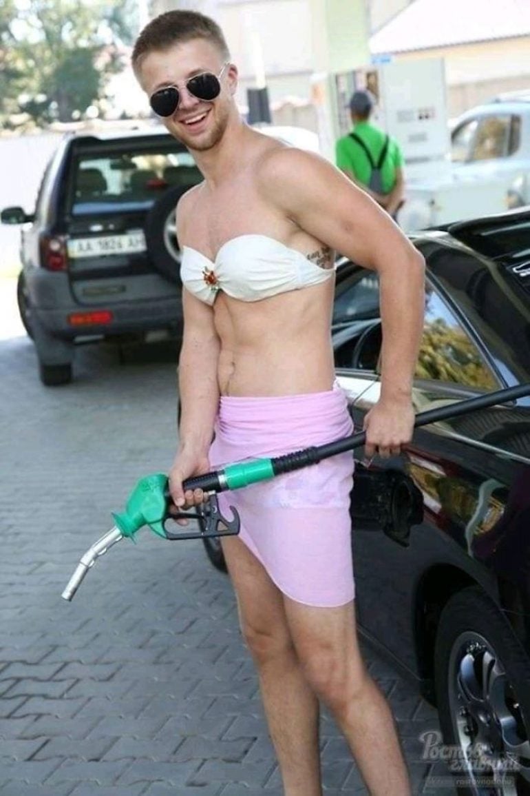 Homme en bikini dans une station-service de Russie