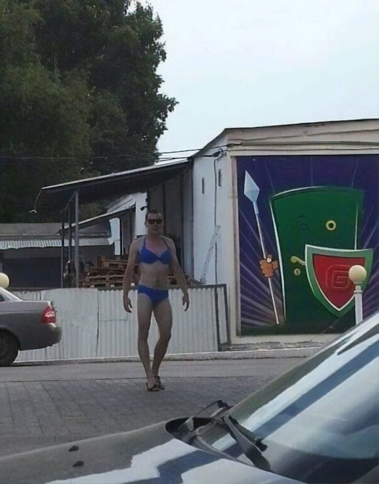 Homme en bikini dans une station-service de Russie