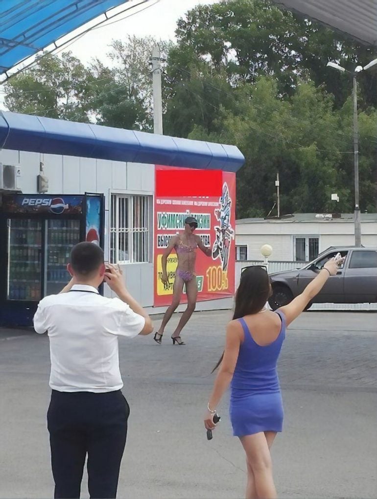 Homme en bikini dans une station-service de Russie