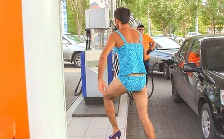 Homme en bikini dans une station-service de Russie