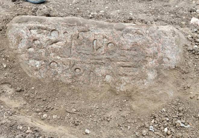 Bloc de granit avec hi&eacute;rgoglyphes d&eacute;couvert en &Eacute;gypte 
