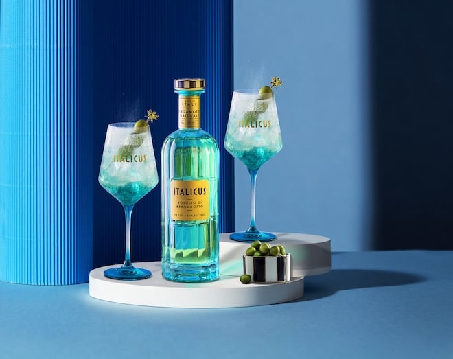 bouteille de liqueur Italicus et deux cocktails