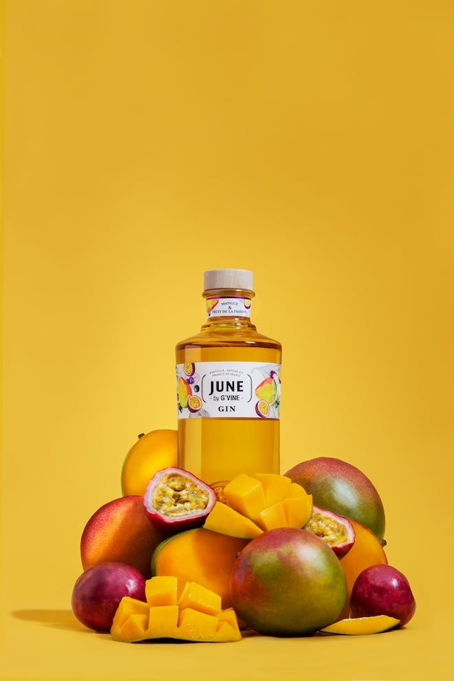 bouteille de gin au fruit de la passion et mangue JUNE