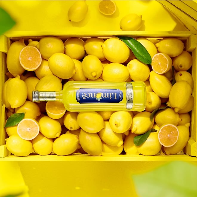 bouteille de Limoncè Aperitivo dans une caisse de citrons