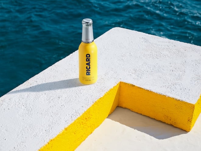 bouteille de Ricard au bord de l'eau