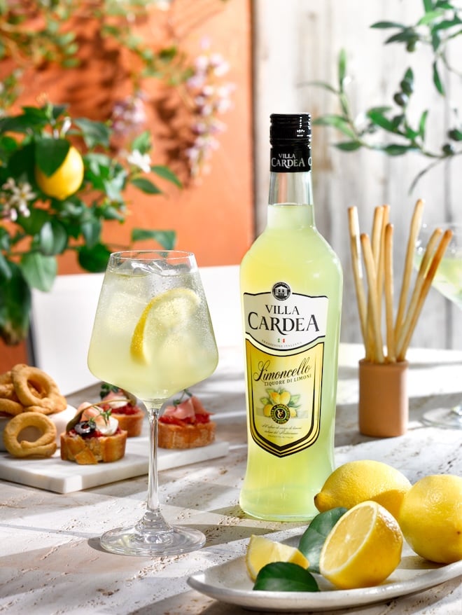 bouteille de limoncello Villa Cardea avec cocktail