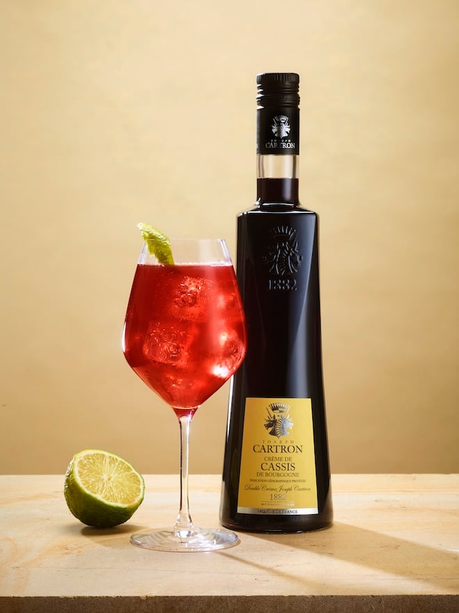 cocktail et bouteille de Cassis Cartron