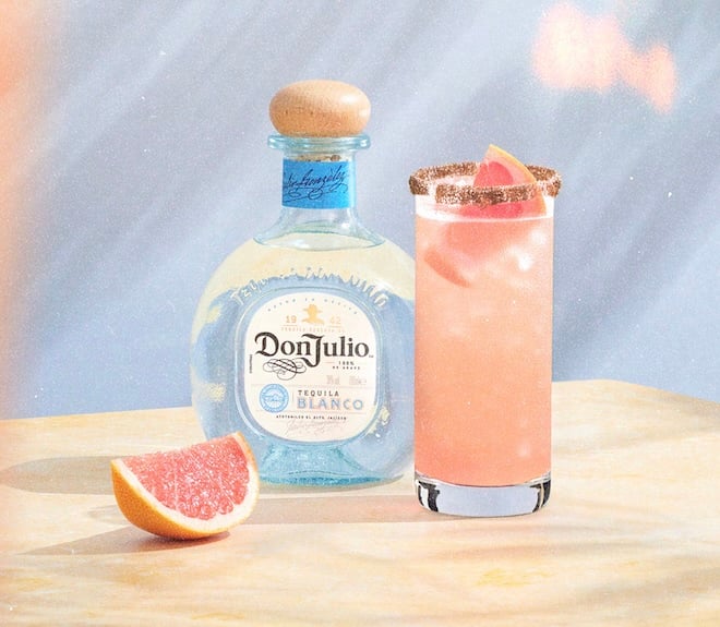 bouteille de tequila Don Julio et cocktail Paloma au pamplemousse