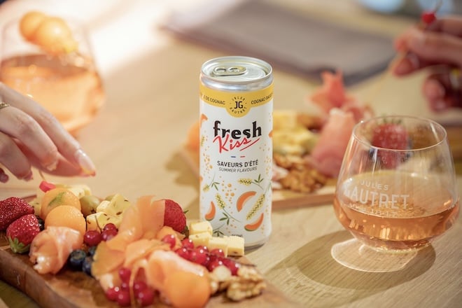 canette de cocktail FreshKiss sur une table d'apéro