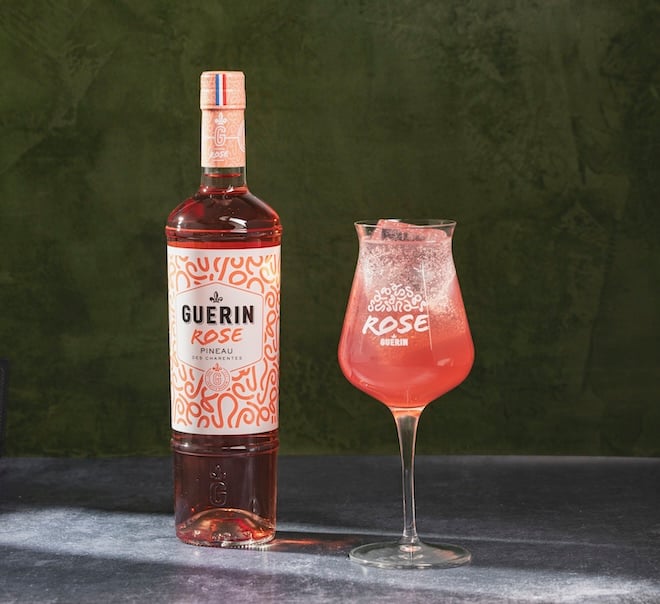 verre et bouteille de Pineau des Charentes Rosé