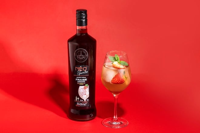 bouteille et verre de NEO Spritz fraise rhubarbe de Wolfberger