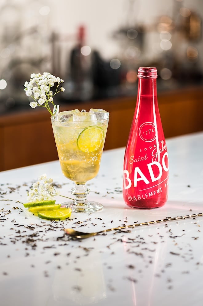 cocktail sans alcool à la fleur de sureau et bouteille de Badoit