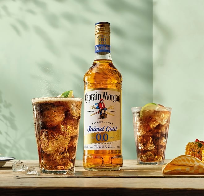 bouteille de Captain Morgan sans alcool et deux verres