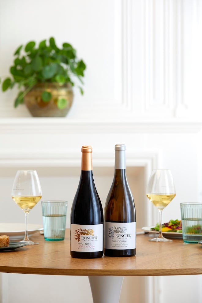 2 bouteilles de vin Roncier sur une table