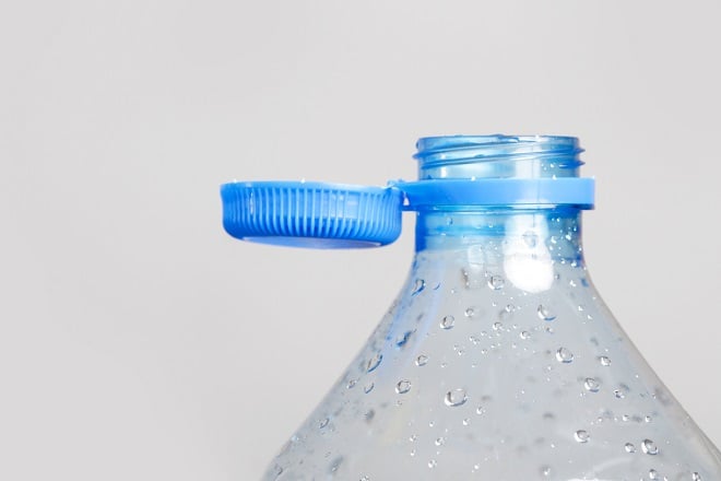 Bouteille en plastique avec bouchon attaché