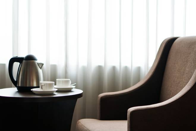 Bouilloire et tasses &agrave; caf&eacute; dans une chambre d'h&ocirc;tel