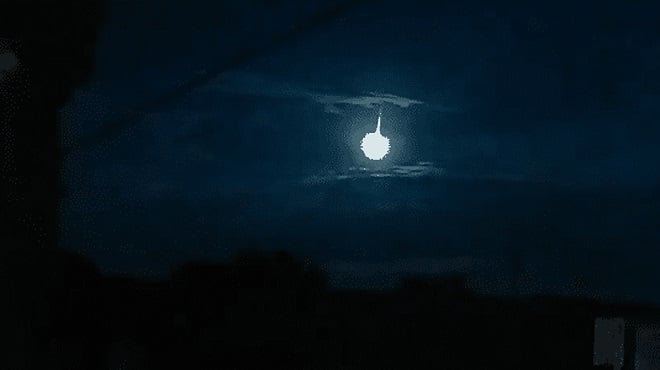 Boule de feu illumiant le ciel